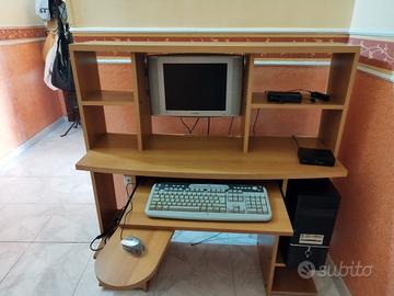 mobile in legno con computer  