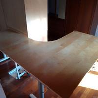 tavolo scrivania con supporto pc desktop