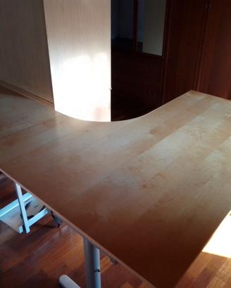 tavolo scrivania con supporto pc desktop