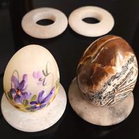 UOVA IN MARMO E ALABASTRO DECORATO.