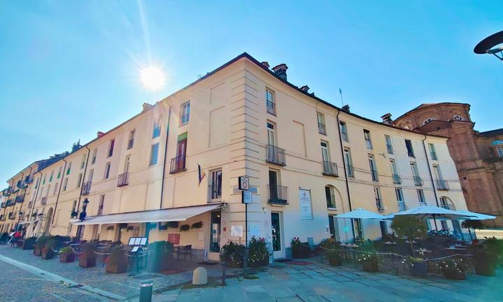 BILOCALE fronte Reggia di Venaria