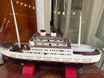 Modellino piroscafo fellini