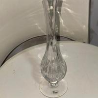 Vaso sottile lungo piccolo di cristallo