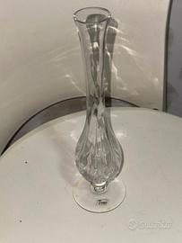 Vaso sottile lungo piccolo di cristallo