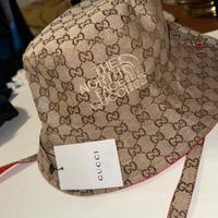 Capoello da pesca the north face x Gucci