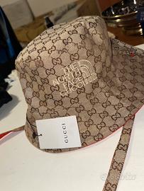 Capoello da pesca the north face x Gucci