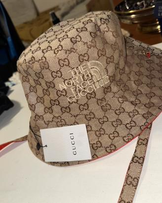Capoello da pesca the north face x Gucci