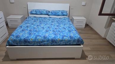 letto con materasso e comodini