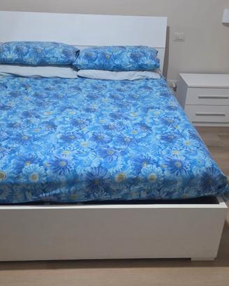 letto con materasso e comodini