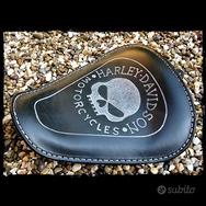 Sella Singola Nera Skull per Sportster 2010 in poi