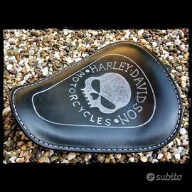 Sella Singola Nera Skull per Sportster 2010 in poi