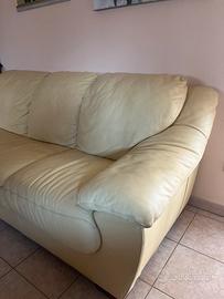 Divano giallo in pelle