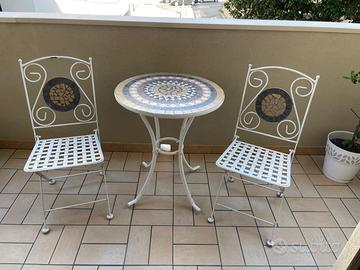 Tavolino e sedie per giardino in marmo