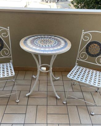 Tavolino e sedie per giardino in marmo