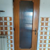 Porta in legno di noce con vetro 80x200, completa