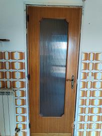 Porta in legno di noce con vetro 80x200, completa