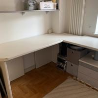 Scrivania e libreria