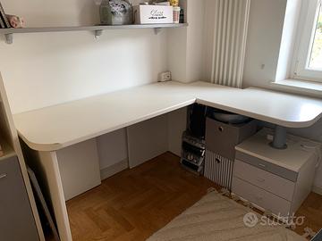 Scrivania e libreria