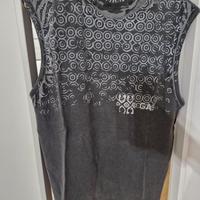 Maglia smanicata grigia con stampa geometrica