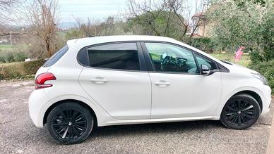 Peugeot 208 del 2018 con 138.000km a benzina