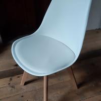 Sedia Bianca Eggree Imbottita con Gambe in Faggio