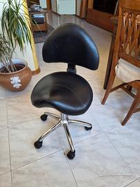 Sgabello a sella ergonomico con schienale.