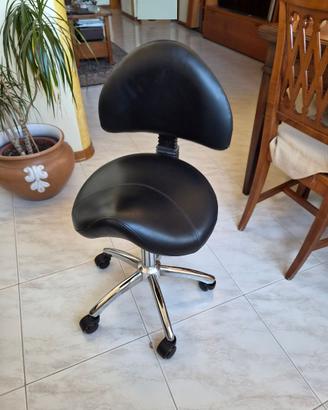 Sgabello a sella ergonomico con schienale.