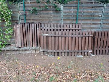 Staccionata in legno verniciata colore noce