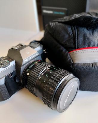 Pentax P30 con borsa e obiettivo 28-80mm