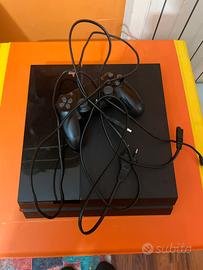 PS4 FAT IN  BUONO STATO  INLUSO IL PAD E CAVI