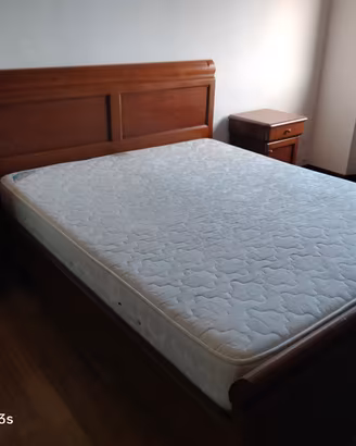 Letto matrimoniale con doghe e materasso 