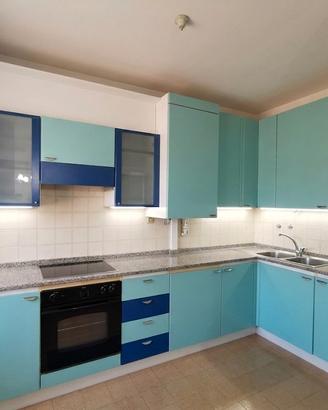 cucina angolare completa con elettrodomestici 
