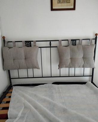 letto in ferro battuto grigio antracite.