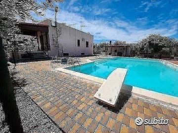 Villa con garage e piscina