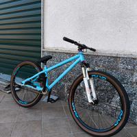 Dirt Jump con forcella in carbonio 