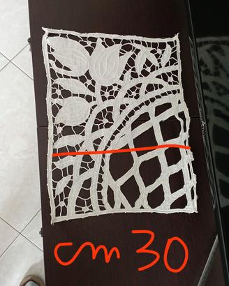 centrini ricamati a mano