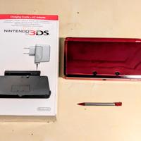 Nintendo 3DS Rosso + Kit Caricatore e Stand