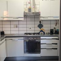 CUCINA BIANCA ANGOLARE CON ELETTRODOMESTICI 