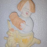 Bimbo in gesso con fisarmonica "artigianale"