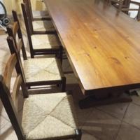 Tavolo da taverna con sedie 