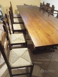 Tavolo da taverna con sedie 