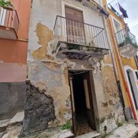 Casa indipendente con terrazzino in centro -