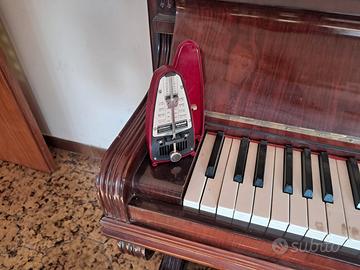 Pianoforte verticale d'epoca in legno con finitura