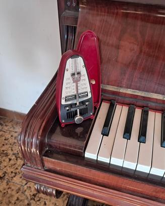 Pianoforte verticale d'epoca in legno con finitura