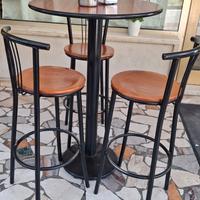 Tavoli con sgabelli 