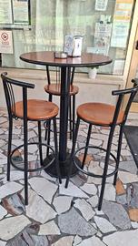 Tavoli con sgabelli 