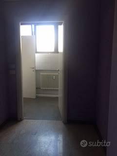 Immobile di 240 m² con più di 5 locali a Modena - Altro