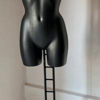 Busto da donna nero con supporto