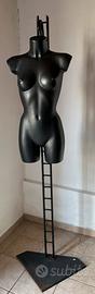 Busto da donna nero con supporto