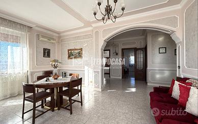 APPARTAMENTO RISTRUTTURATO CON VISTA e BOX AUTO